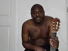 Continuing to sing and dance freely in this performance