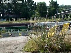 可爱金发少女野外公共轮奸