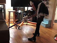 法国女仆穿着暴露的裙子和服装吸尘房子