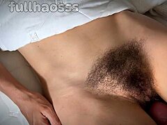 大鸡巴摩擦内裤，在毛茸茸的湿逼上爆炸