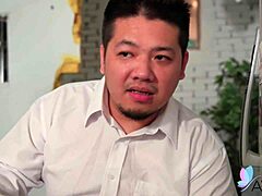 抓到室友虚拟性爱并诱惑她操，哎呀！