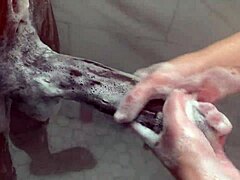 大继姐挑逗继弟巨大黑鸡巴父母不在时