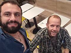 去快餐店狂吃麦当逼！