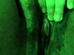 abrindo minha bucetinha virgem molhadinha pra ser lambida 😍