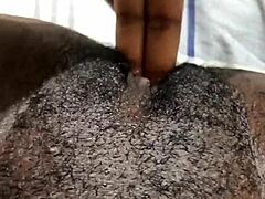 看看这个自制黑人宝贝玩弄她湿润的阴户！