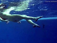 感受Lina Mercury红色内衣水下诱惑