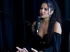 震惊于她小巧身材和大胆动作