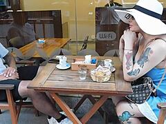 情绪化的妻子在自制弯腰高潮和吞精后接受肛交内射