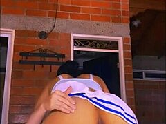 她很害羞但我们今晚分享激烈操！