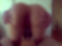 我尿湿继妹裤子，然后我们脱光！