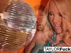 hot 70s sluts fingering each other's pussies