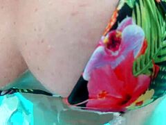 俩金发辣妹万圣节分享性玩具娃娃激烈肛交业余狂干