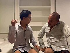 este joven nunca había probado una gran verga como la que tiene este discapacitado, ¿quieres ver?