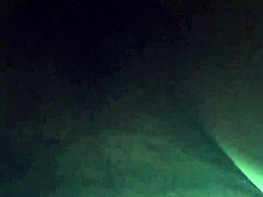 joven folla a anciana real