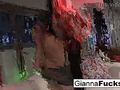 Gianna挑逗她的大天然奶子，一边裸体自慰