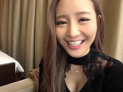 我在SNS上遇到这个超级富婆，我们在酒店激烈做爱，她穿性感红内衣和大自然巨乳。