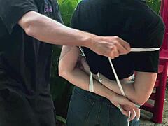 迷人的金发18+美女在公园被绑住户外呻吟