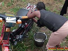 业余大奶女优洗老公摩托后求黑屌硬核肛交到射精