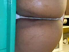 Transexual me chupa la polla y la follo en la cocina agujero de culo vista de cerca