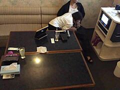 【素人】カラオケでお互いにムラムラしてエッチするカップル。