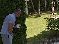 在这个故事中，18岁瑜伽女孩享受与成熟欧洲男人和大鸡巴的难忘性爱