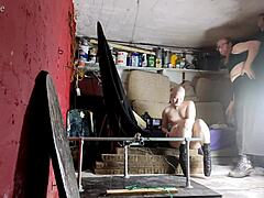 Eryn单杠监狱裸体！