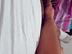 超爱揉大鸡巴！年轻小妹独处家撸邻居