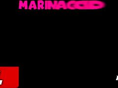 Julia床上深吸男友鸡巴张开光屄