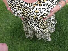 主人尿在熟女身上然后内射她