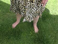 主人尿在熟女身上然后内射她