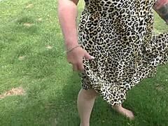 主人尿在熟女身上然后内射她