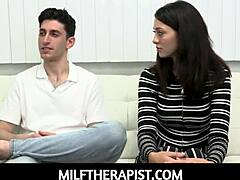 熟女治疗师Kenzie Love给继兄妹Corra Cox和Nick Strokes一个疗程？