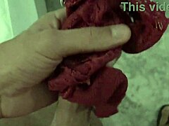 极端变态妈妈抓到18岁继子用她脏内裤手淫