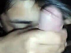 绝望娇小美丽年轻女人想尝点刺激的