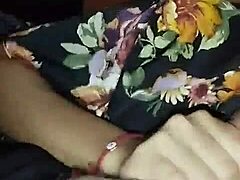 绝望娇小美丽年轻女人想尝点刺激的