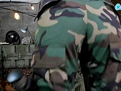 色情业余士兵妹在军营帐篷里手指湿润剃毛逼达到高潮