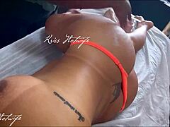 多汁晒黑的妻子，骆驼趾大屁股晒痕，在美国恋物中展示大阴部，作为已婚荡妇按摩，奶子露在外面的比基尼