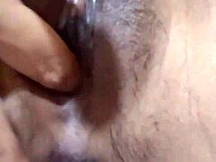 印尼美女用手指玩紧致肿胀阴道，POV视角