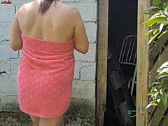 哦天哪淋浴坏了，这个丰满已婚女人只裹着毛巾叫来管家，在锻炼后用肮脏的老板性爱支付 😈