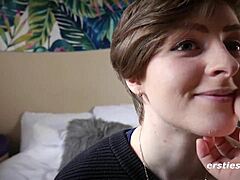 硬深女同性恋假阳具操，用玩具和高潮