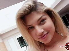 两个巴西金发美女进行热辣性爱，包括手淫和肛交