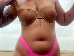 pedi pra ele por o pau pra fora da bermuda pra ver se esta duro mesmo