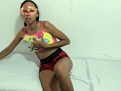 瘦弱哥伦比亚拉丁熟女翘臀秀自然大奶发骚