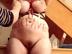 Sara被绑成奴隶羞辱调教