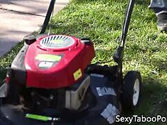 amateur babe eats pussy while banged