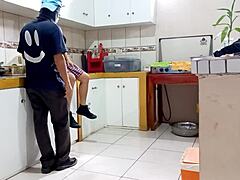 后妈偷偷和继子做爱，每次独处时在家自拍夫妻动作