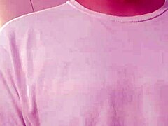 亚洲美女在公共健身房享受锻炼的自拍