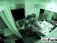 阿里克斯在狭窄浴室裸体炫耀她的巨乳