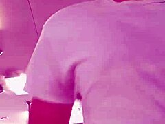 亚洲美女在公共健身房享受锻炼的自拍