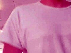 亚洲美女在公共健身房享受锻炼的自拍